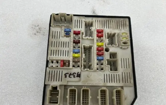 Renault Laguna III Fuse module 284B60012R 284B60012RA 519134415R