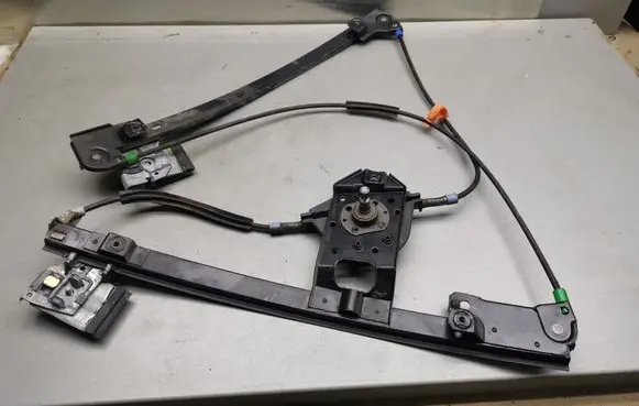 Volkswagen Golf III Front door manual window regulator 1H0837401