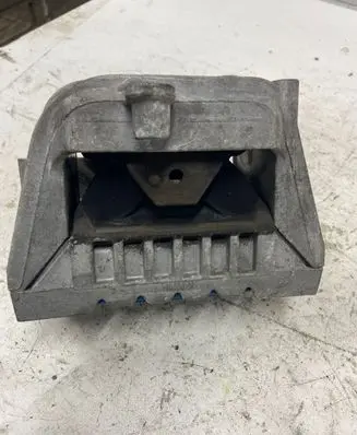 Volkswagen PASSAT B6 Engine mount bracket 1K0199262