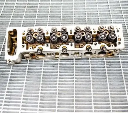 Mercedes-Benz S W116 Engine head R1160162701