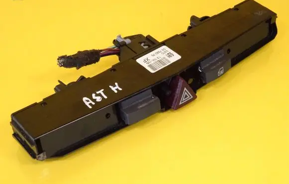Opel Astra H Hazard light switch 13100105