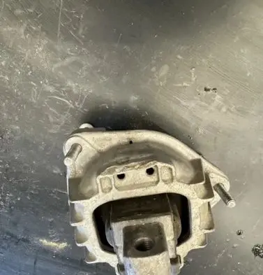BMW 5 F10 F11 Engine mount bracket 6851263 686235