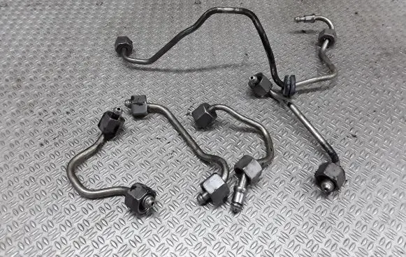 BMW 5 E60 E61 Fuel injector supply line/pipe 