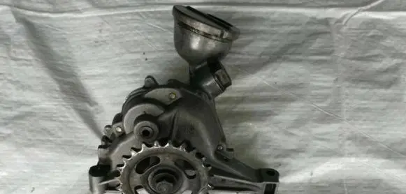 Mercedes-Benz E W124 Oil pump 1111810201