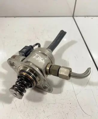 Audi A3 S3 8P Fuel injection high pressure pump 06H127025G 0261520049 1000381067