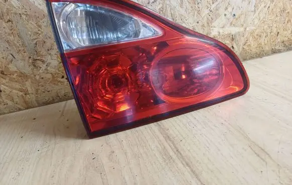 Toyota Avensis Verso Tailgate rear/tail lights E138940