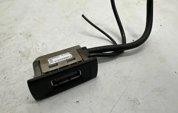 Mercedes-Benz ML W166 USB socket connector A1668200515