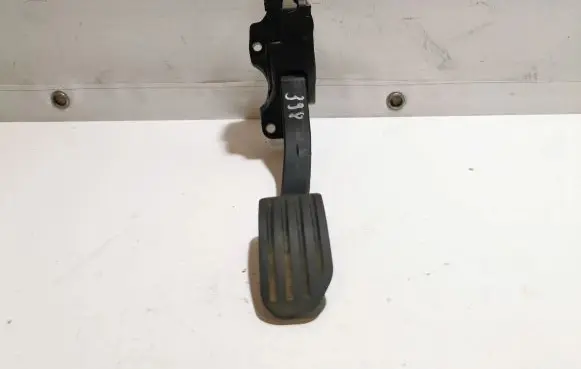 Volvo V70 Accelerator throttle pedal 31329057