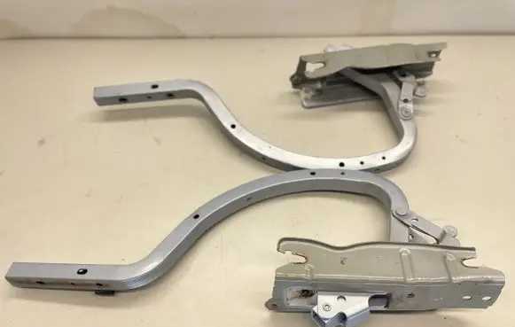 Lexus ES 300h Tailgate/trunk/boot hinge 6451033120 6452033040