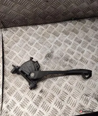 Accelerator throttle pedal