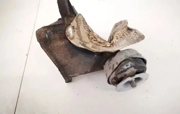 Volkswagen PASSAT B5 Engine mount bracket