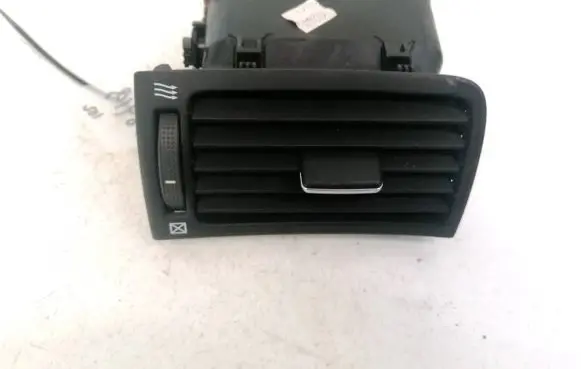 Toyota Avensis T250 Dash center air vent grill