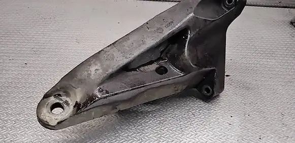 Volkswagen Transporter - Caravelle T5 Engine mounting bracket 7H0199370P