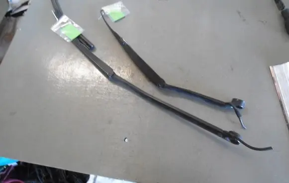 Infiniti Q45 III Front wiper blade arm