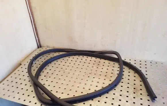 Nissan X-Trail T32 Rear door rubber seal (on body) 