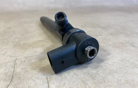 Mercedes-Benz G W461 W463 1st Gen Fuel injector A6280700387