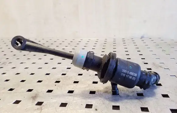 Nissan X-Trail T32 Clutch slave cylinder 306104BE0B
