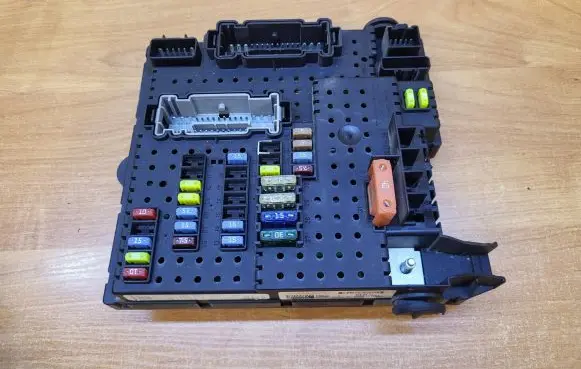 Volvo V70 Fuse module 30728512 28017881 05W261