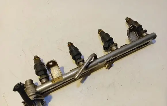 Volkswagen PASSAT B5 Fuel main line pipe 058133681