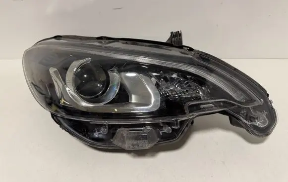 Peugeot 108 Headlight/headlamp 811100H150 90144086