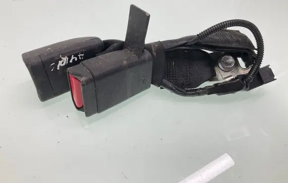 Toyota Auris E210 Middle seatbelt buckle (rear) 
