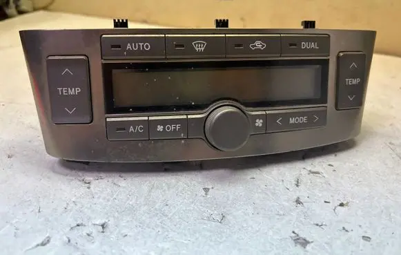 Toyota Avensis T250 Climate control unit 5590005270 MB1465704433