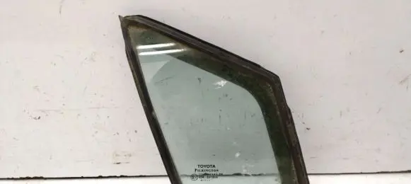 Toyota Avensis T270 Front door vent window glass four-door 43R001605