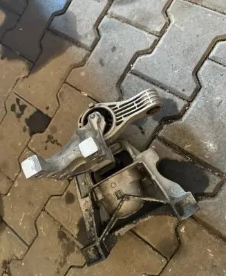 Peugeot 3008 II Engine mounting bracket