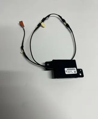 Dodge Charger Aerial antenna amplifier P68067533AH 68067533AH 1153010611335400