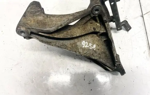 Volkswagen Touareg I Engine mounting bracket 070199307a