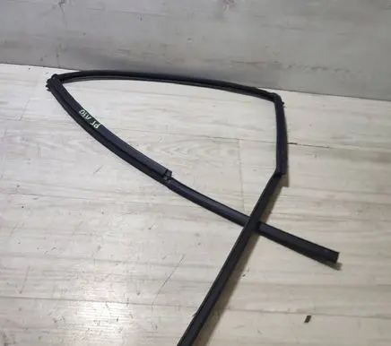 Suzuki Vitara (LY) Rubber seal rear door window/glass 