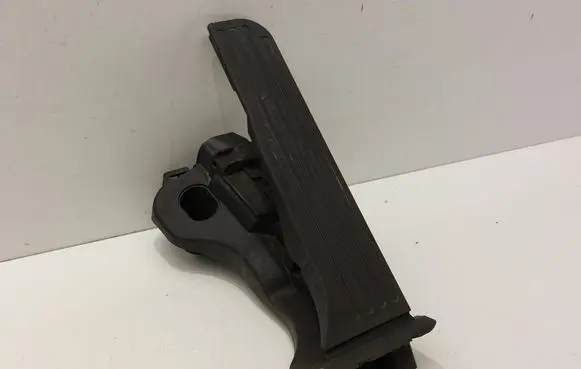 Accelerator throttle pedal
