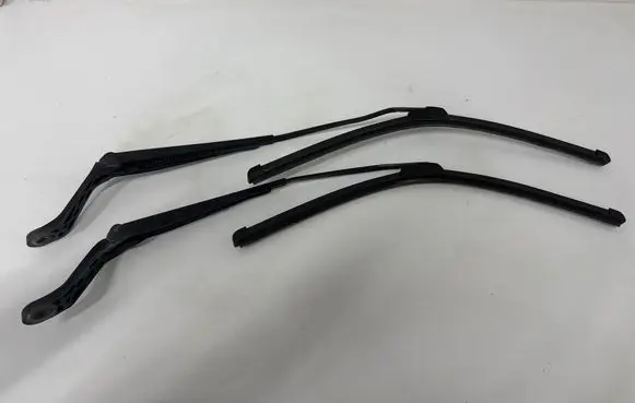 Front wiper blade arm