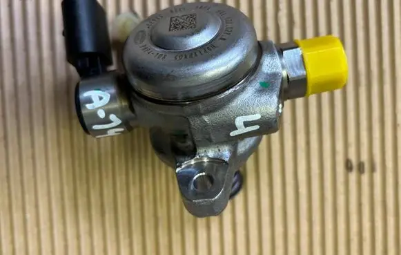 Audi A3 8Y Fuel injection high pressure pump 04E127027N