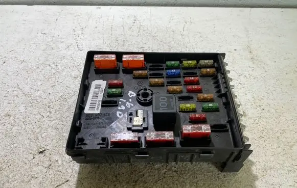 Volkswagen PASSAT B6 Fuse module 3C0937125 63592777
