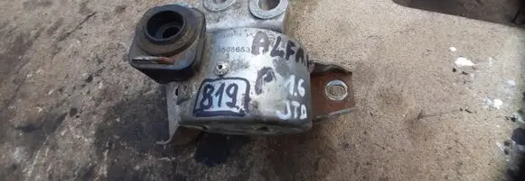 Engine mount vacuum valve