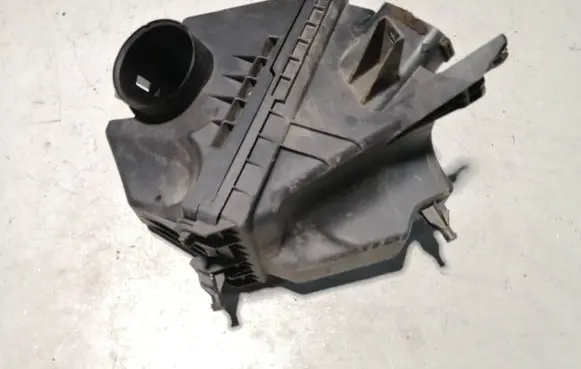 Nissan Pathfinder R52 Air filter box 6KA00