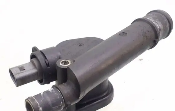 Volkswagen PASSAT B6 Engine coolant pipe/hose 038121132G
