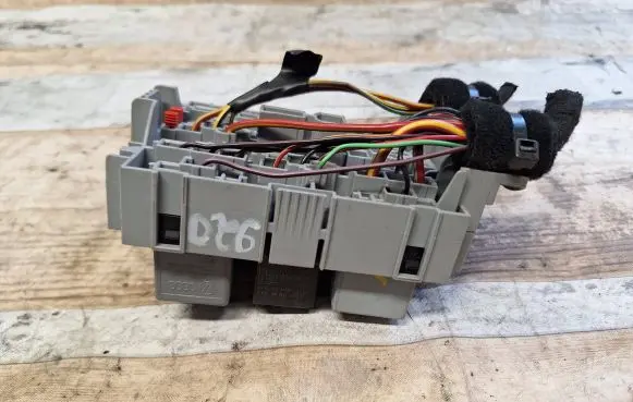Volkswagen Touareg I Relay mounting block 7L0937503A