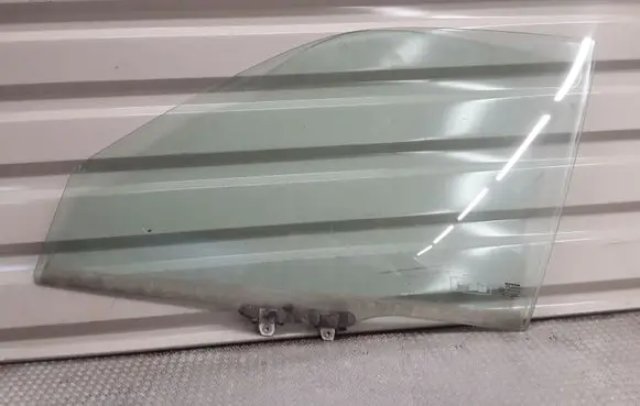 Honda CR-V Front door window glass four-door