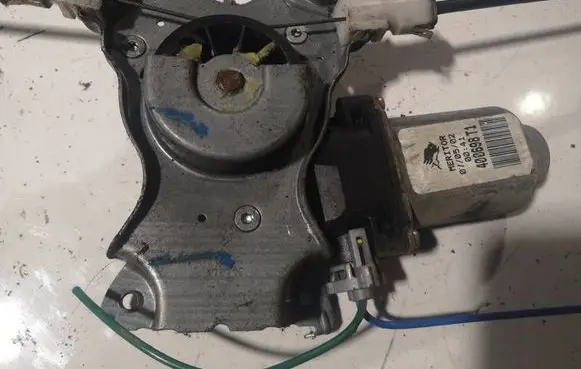 Nissan Almera Tino Front door window regulator motor 400698t1