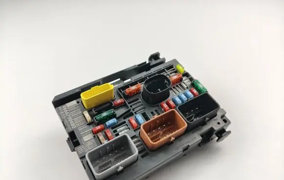 Citroen C4 I Fuse module 9666700480