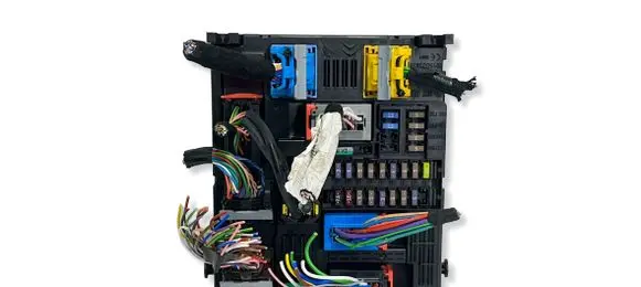Citroen C4 III e-C4 Fuse module 9832881080 48677