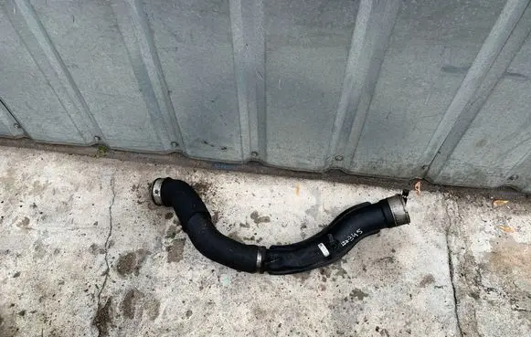 Intercooler hose/pipe