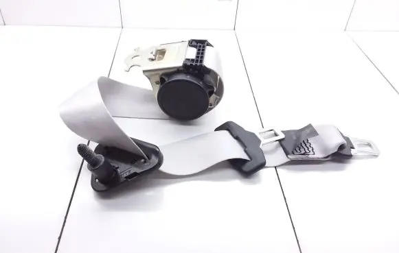 Middle seatbelt (rear)