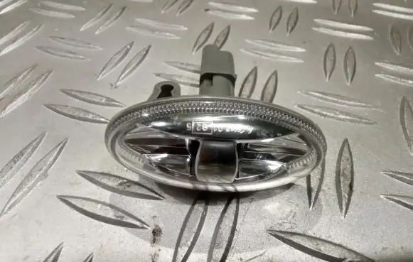 Front fender indicator light