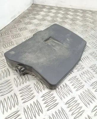 Toyota Avensis T270 Fuse box cover 8266205150
