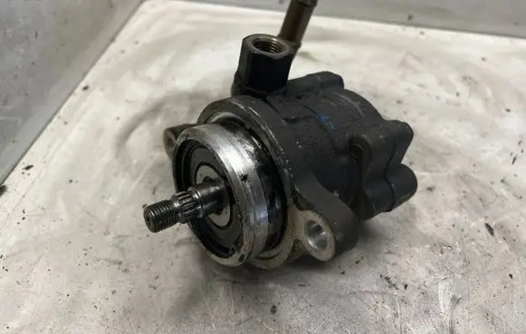 Nissan Primera Power steering pump 44142145
