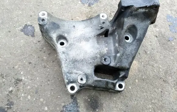Opel Vectra B Power steering pump mounting bracket 90502550