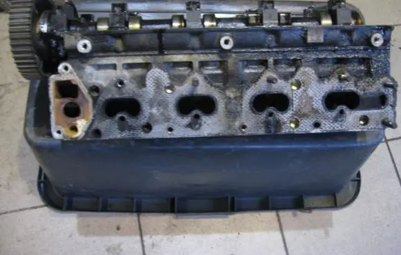 Opel Vectra B Engine head 90501968 18J85KW